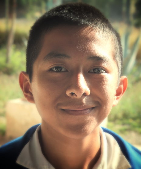 Joven estudiante sonriendo