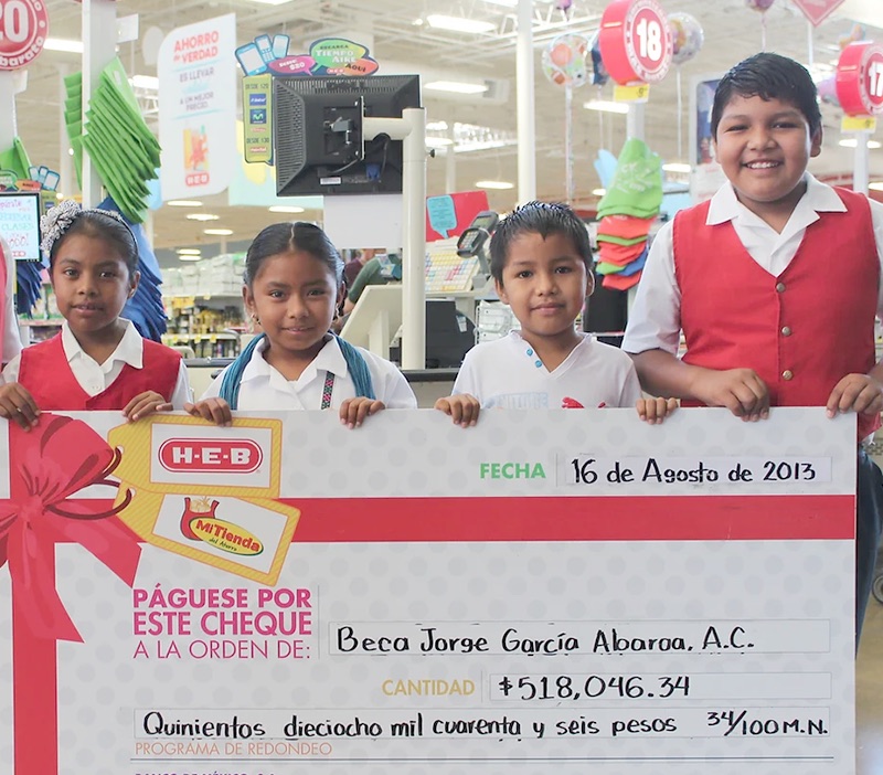Entrega del cheque de la campaña de redondeo de HEB