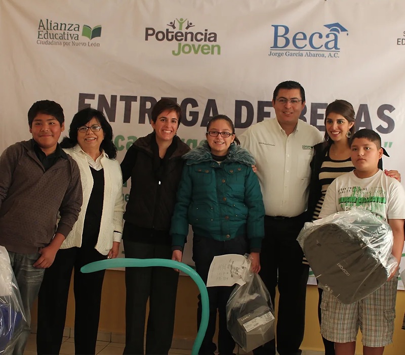 Entrega de becas en especie a alumnos de la colonia San Gilberto