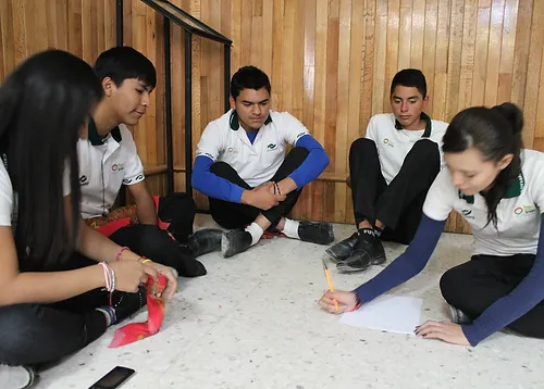 Jóvenes trabajando en equipo