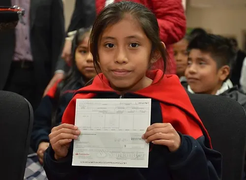Alumna de secundaria mostrando su boleta