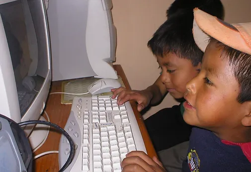 Niños usando una computadora